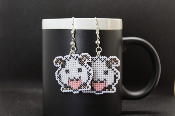 Pendientes de Poro bordados a punto de cruz hechos a mano