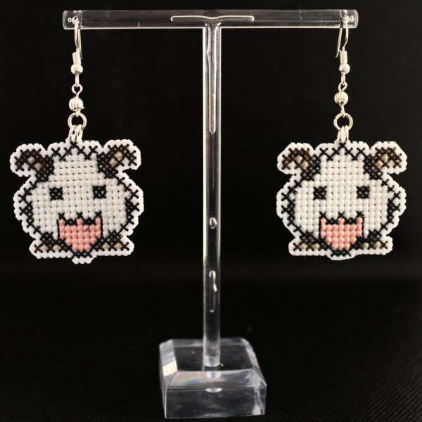 Pendientes de Poro bordados a punto de cruz hechos a mano