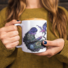 Taza con ilustración "Leyendo a Tolkien"